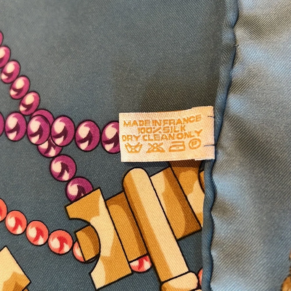 Hermès Silk Scarf ( 35” X 34”) - Picture 4 of 7